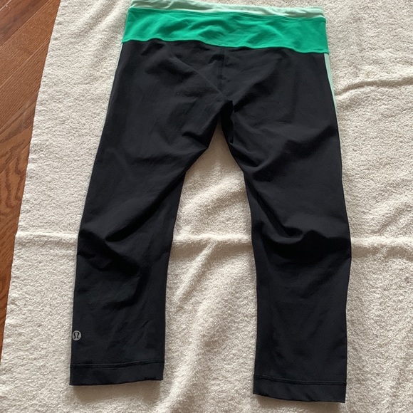 🍋LULULEMON Black/ green Running Capri 25” - Picture 3 of 4